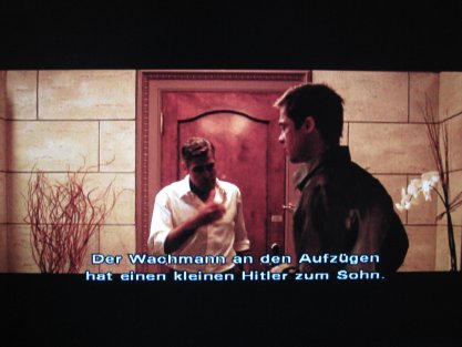 Der Wachmann an den Aufzügen hat einen kleinen Hitler zum Sohn.