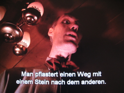 Man pflastert einen Weg mit einem Stein nach dem anderen.