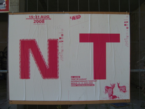 Zwei Plakate zu Tanz im August, die, nebeneinander gehängt, die Zeichenkette NT ergeben.