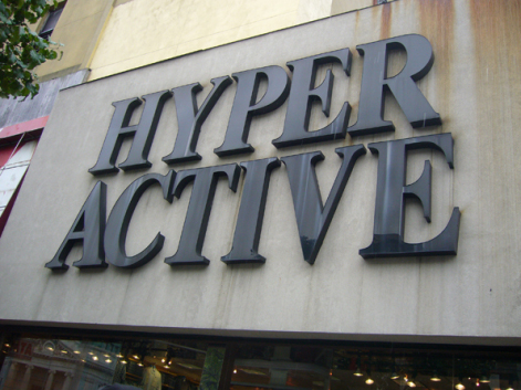 Fassadenbeschriftung in New York :: HYPER ACTIVE