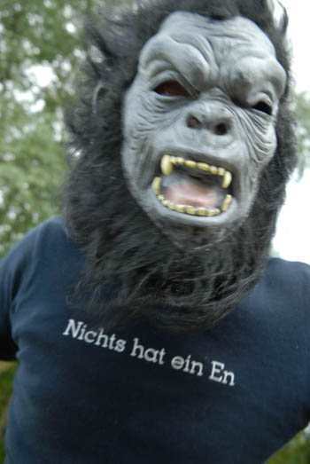 tsz mit Affenmaske und T-Shirt: Nichts hat ein En